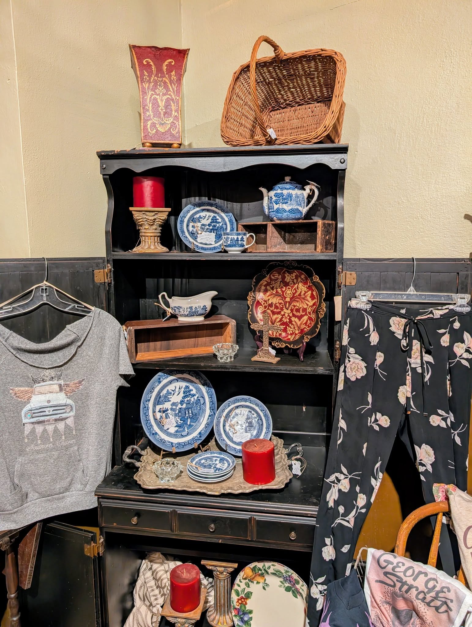 Antiques & Treasues